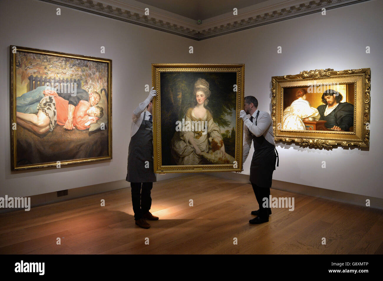 I membri del personale posano con "Ritratto di Lucy Long, sig.ra George Hardinge" di Sir Joshua Reynolds (centro) tra "Ib e suo marito, 1992' di Lucian Freud (a sinistra) e 'Golden Hours 1864' di Frederic Lord Leighton (a destra) come Christie's lancia il suo 250 ° anniversario festeggiamenti con 'Defining British Art' Una vendita serale curata &amp; prestito mostra che copre quattro secoli di arte britannica a Londra. Foto Stock