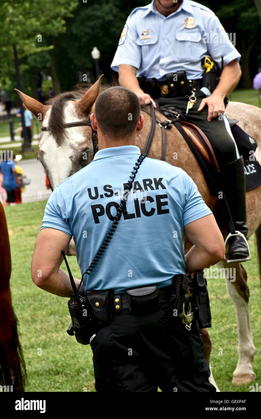 Washington DC park pattuglia di polizia il National Mall turistico per la sicurezza e la protezione Foto Stock