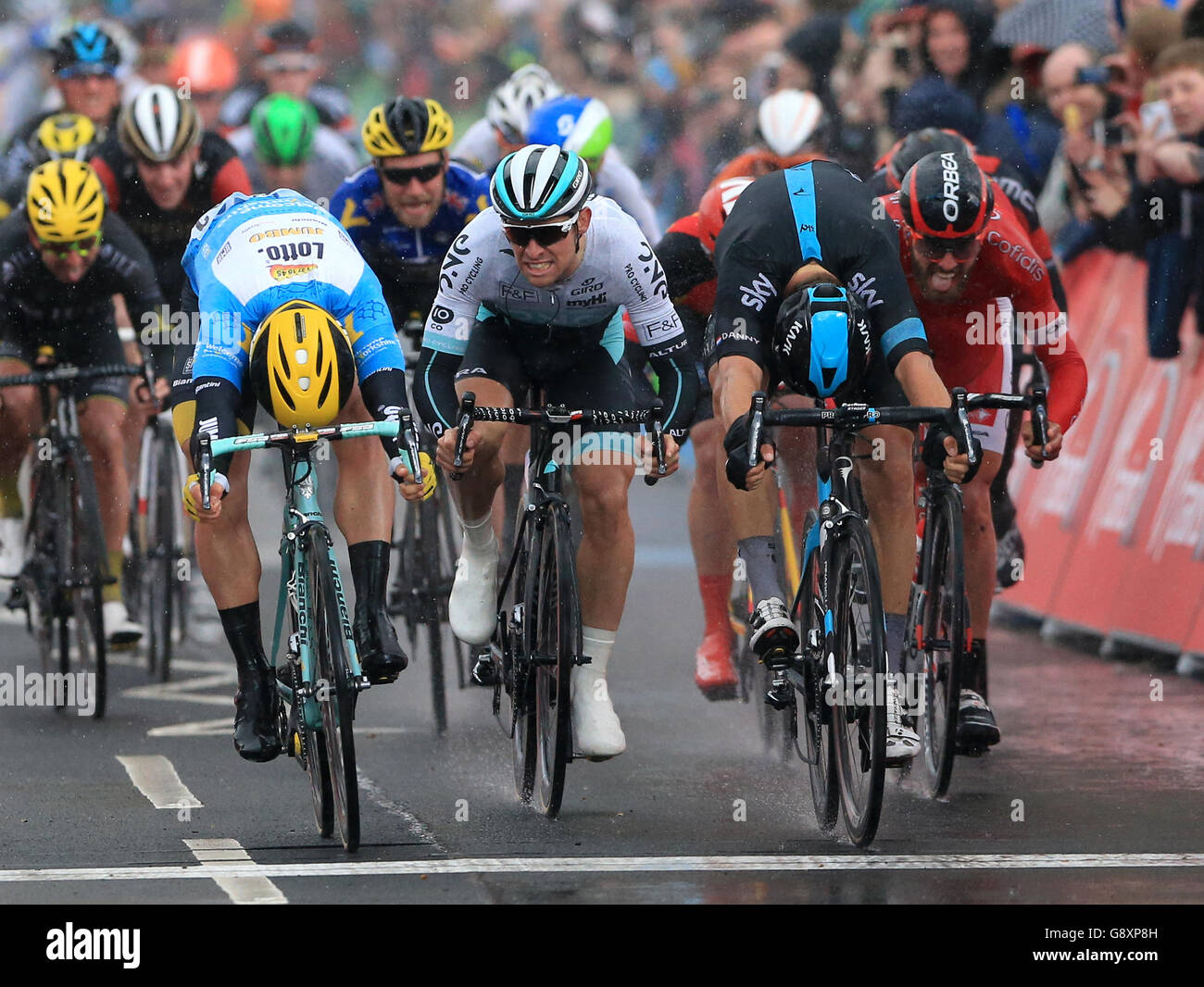 Danny Van Poppel (a destra) del Team Sky vince la seconda fase del Tour de Yorkshire. Foto Stock