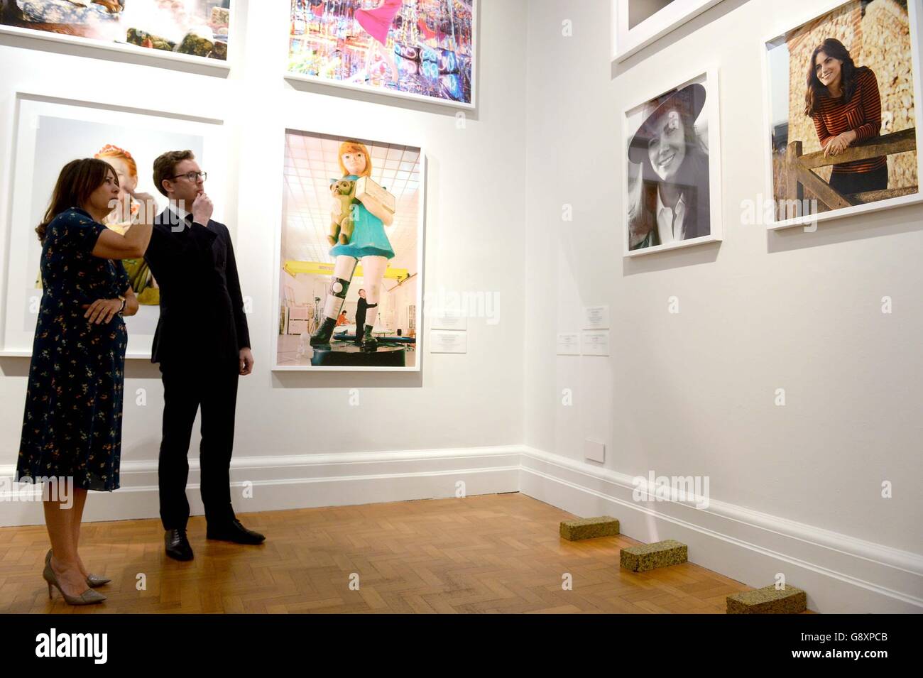 L'editore di Vogue Alexandra Shulman e il direttore della National Portrait Gallery Nicholas Cullinan esamineranno due nuovi ritratti della Duchessa di Cambridge, che saranno presenti nella Vogue 100: Un secolo di esposizione di stile, alla National Portrait Gallery di Londra. Foto Stock