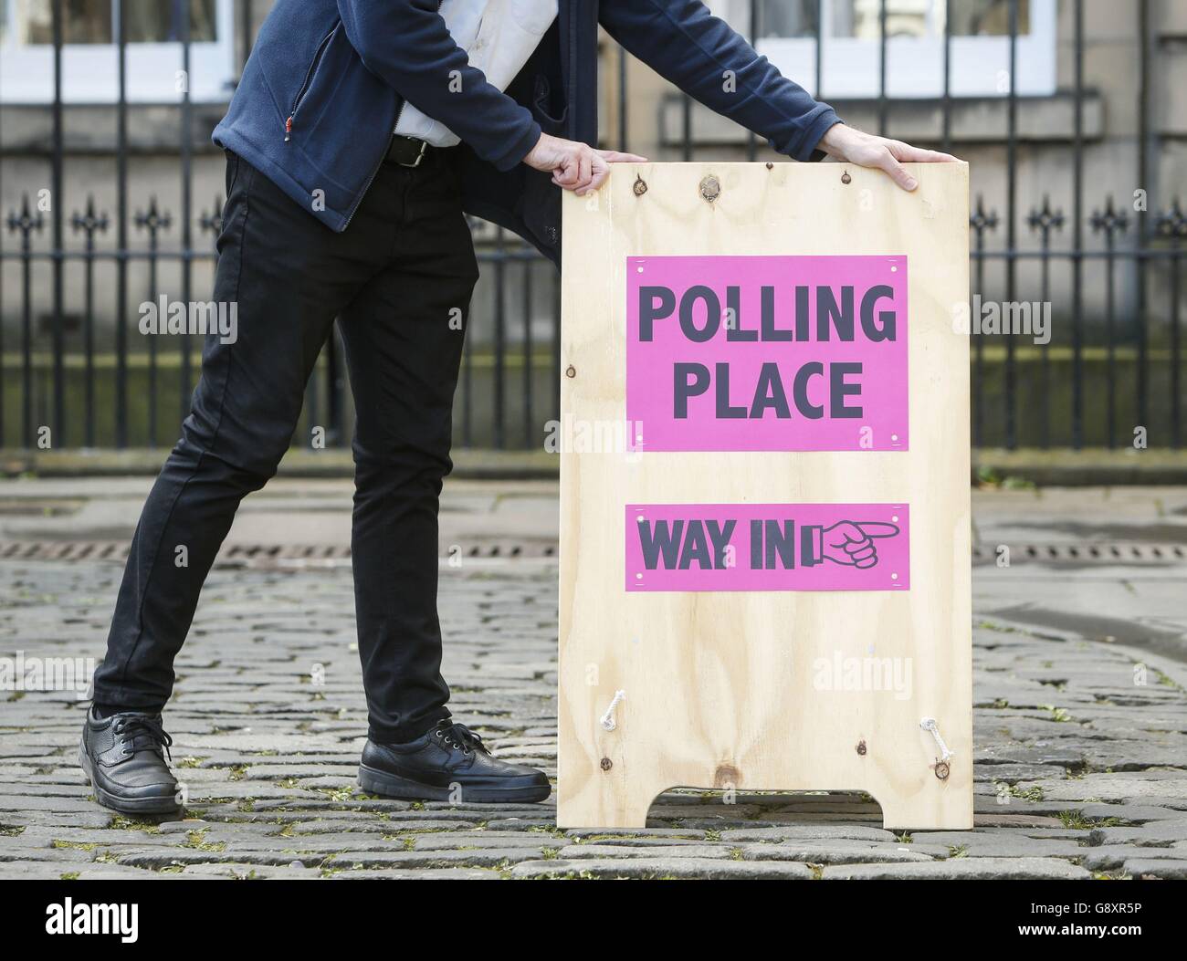 Un cartello con il nome di personale del consiglio di Edimburgo fornisce cartelli e materiali per la messa a punto del seggio della Camera di Lothian prima delle elezioni del Parlamento scozzese di giovedì. Foto Stock