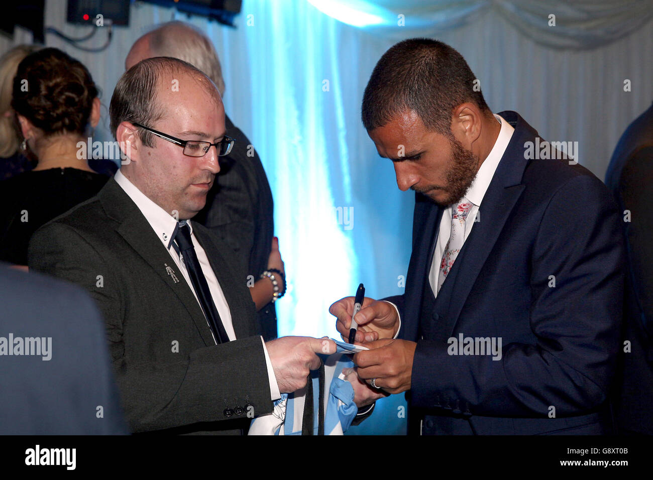 Coventry City End of Season Awards sera. Marcus Tudgay (a destra) di Coventry City firma un autografo durante la serata di premiazione di fine stagione Foto Stock
