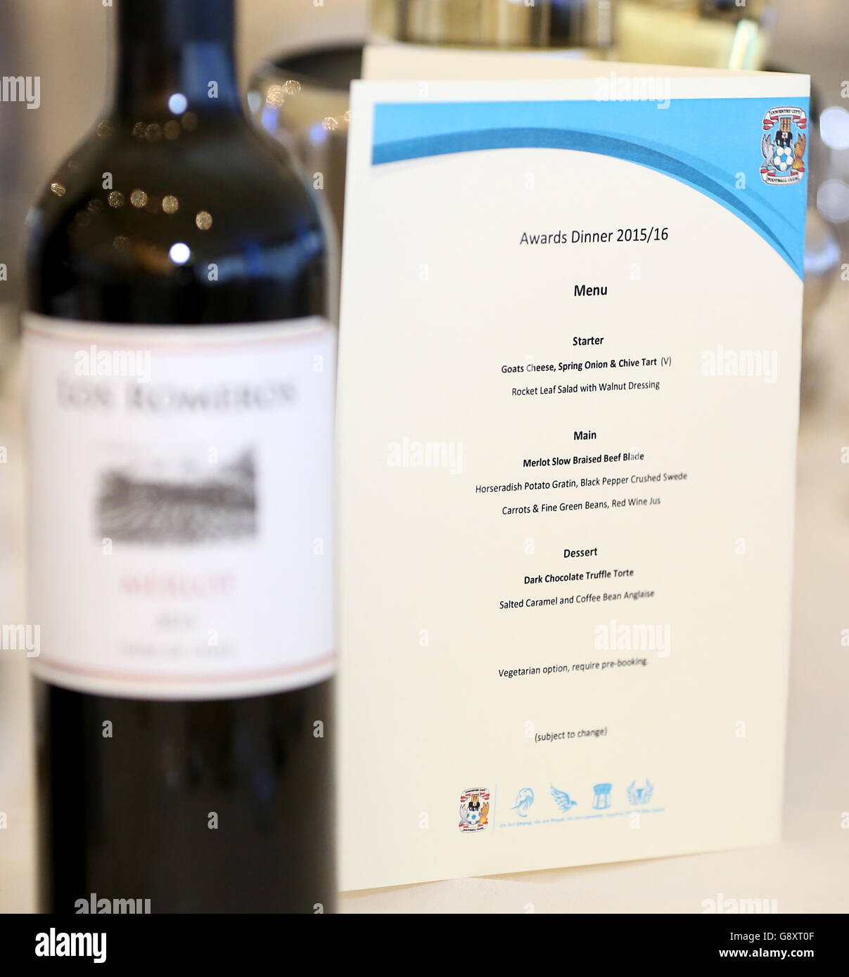 Dettaglio del menu serale e un set di bottiglie di vino fuori prima della fine della stagione premia sera Foto Stock