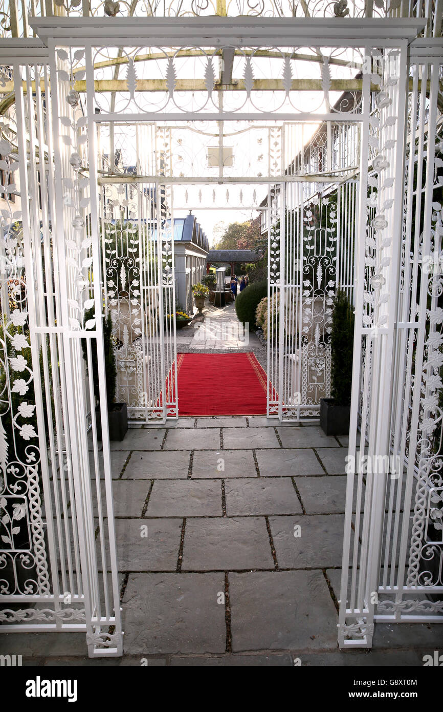 Una vista generale dell'ingresso al luogo prima la fine della stagione premia la sera Foto Stock