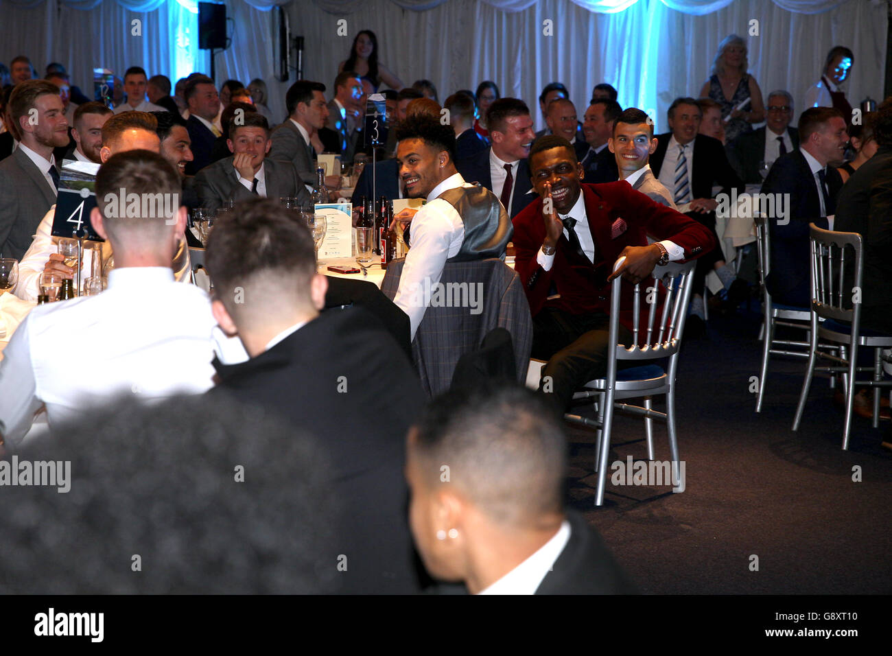 Coventry City End of Season Awards sera. Reice Charles-Cook (al centro a destra) condivide una risata con i suoi compagni di squadra di Coventry City durante la serata di premiazione di fine stagione Foto Stock