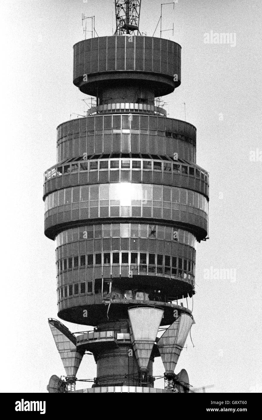 Fotografia che mostra la vicinanza del 32° piano danneggiato (in basso a destra) alla cima dell'edificio più alto della Gran Bretagna, la Torre dell'Ufficio postale, alta 620 metri, nel centro di Londra. *7/10/2005: La torre, che è una delle più famose attrazioni di Londra, celebra il suo 40° compleanno. Foto Stock