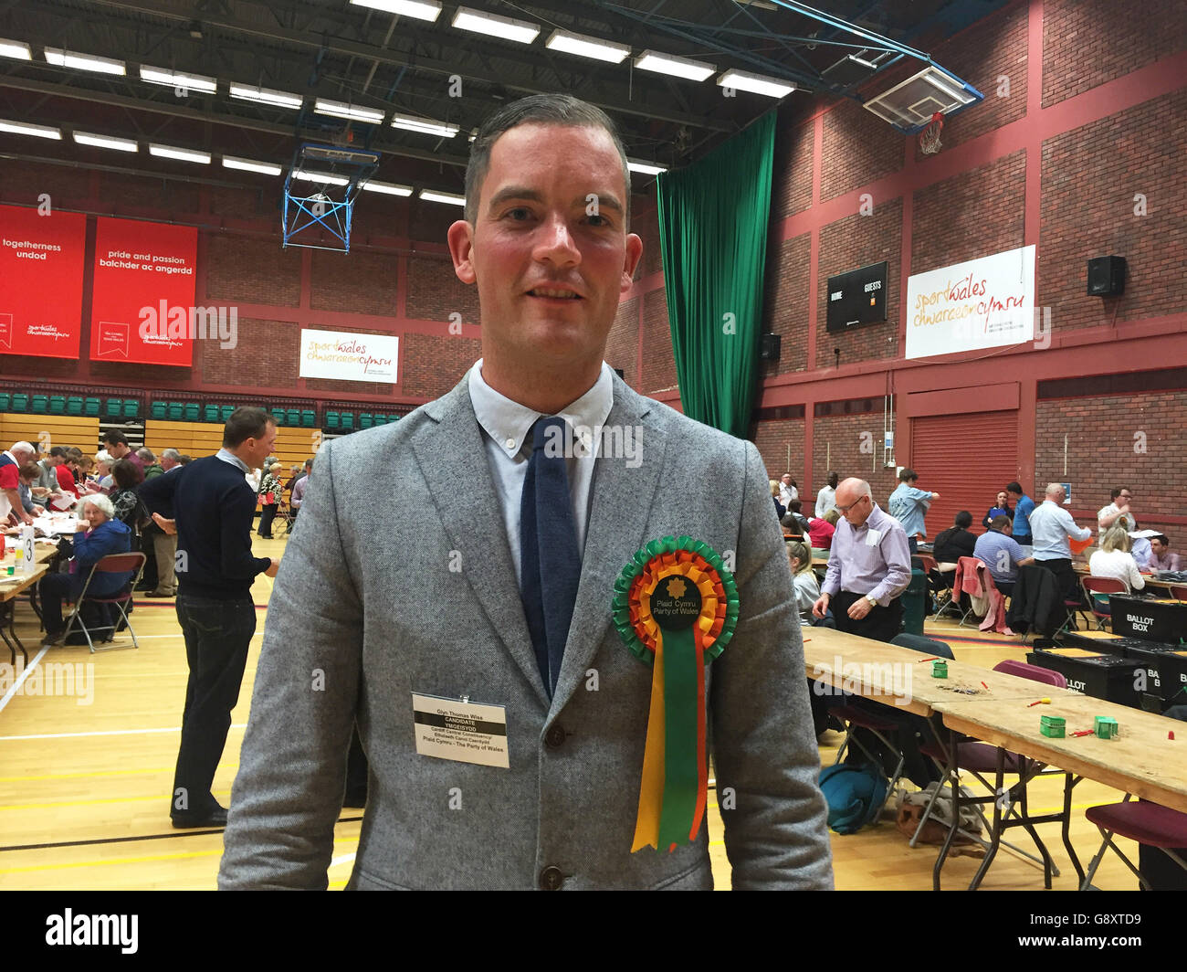 La stella del Grande Fratello Glyn Wise, che è in piedi come candidato dell'Assemblea gallese per Plaid Cymru a Cardiff Central, ad un conte in Sophia Gardens, Cardiff. Foto Stock