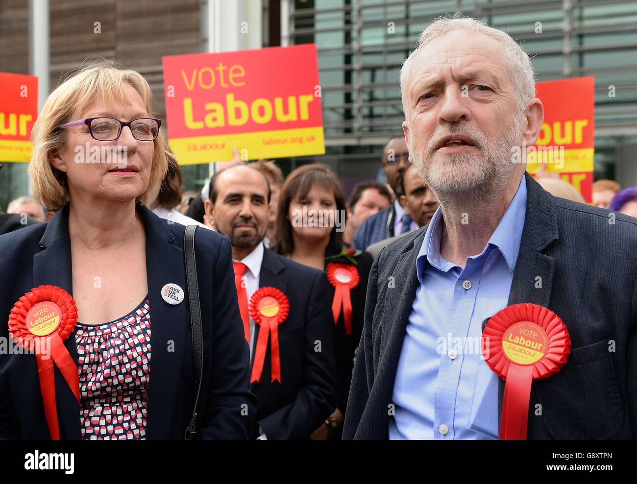 Il leader del partito laburista Jeremy Corbyn è in piedi con Gill Furniss, il cui marito, Harry Harpham, è morto per cancro, e che ha vinto le elezioni secondarie per sostituirlo nella circoscrizione parlamentare di Sheffield Brightside e Hillsborough. Foto Stock