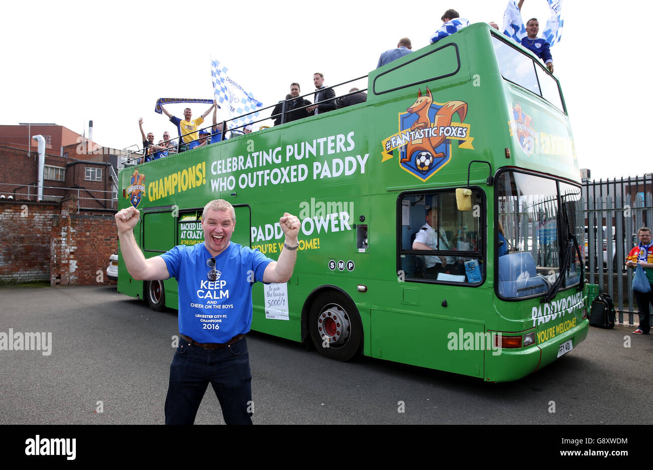 Tifosi di Leicester City dopo aver vinto la Barclays Premier League 2015-16. Paddy Power festeggia prima della partenza dell'autobus nel centro di Leicester. Foto Stock