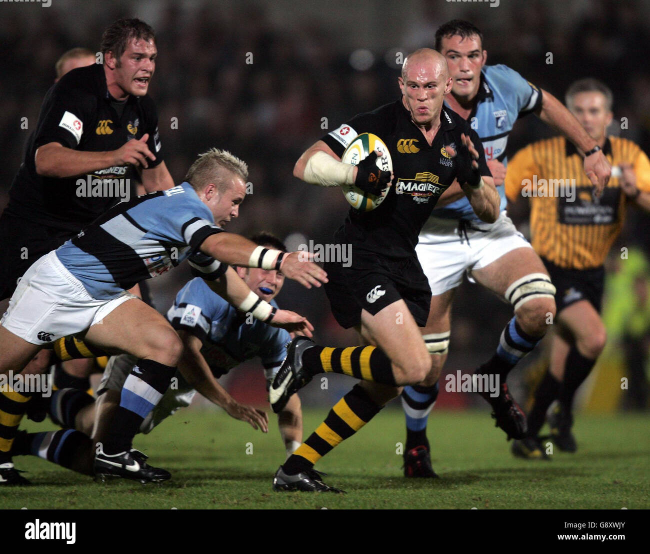 Wasps' Jonny o'Connor (C) corre da Ryan Powell di Cardiff durante la partita della Powergen Cup Group B al Causeway Stadium di Wycombe, venerdì 7 ottobre 2005. PREMERE ASSOCIAZIONE foto. Il credito fotografico dovrebbe essere: David Davies/PA. Foto Stock