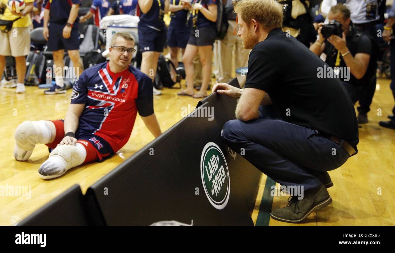 Prince Harry parla con Charlie Walker, membro del team di pallavolo su sedia a rotelle del Regno Unito, che partecipa ai Giochi Invictus 2016, che iniziano la domenica, presso l'ESPN Wide World of Sports Complex di Orlando, Florida. Foto Stock