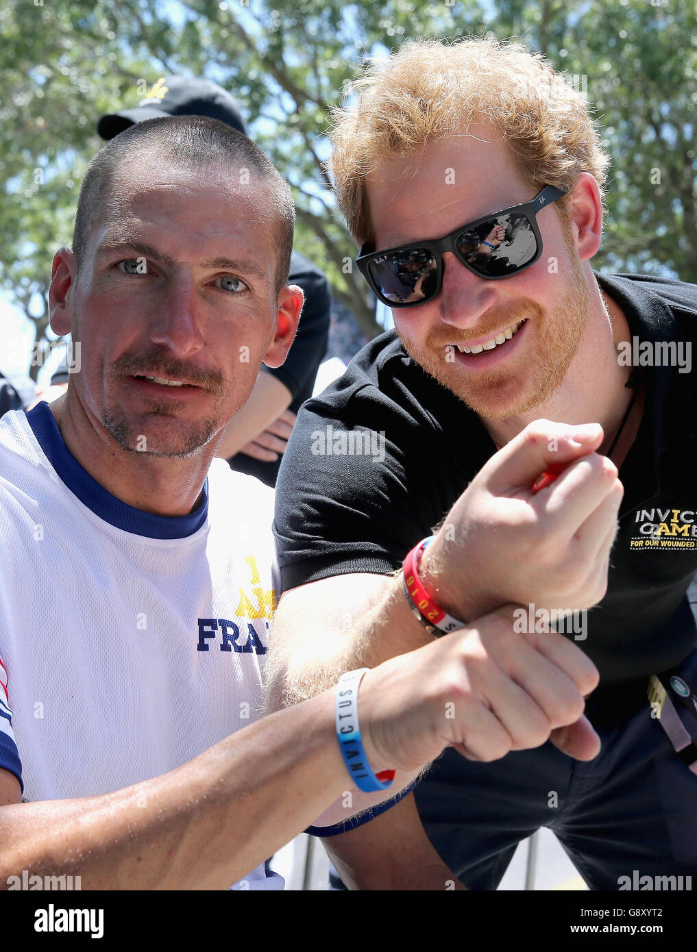 Prince Harry si pone con gli atleti all'evento di ciclismo su strada durante l'Invictus Games Orlando 2016 all'ESPN Wide World of Sports di Orlando, Florida. Foto Stock