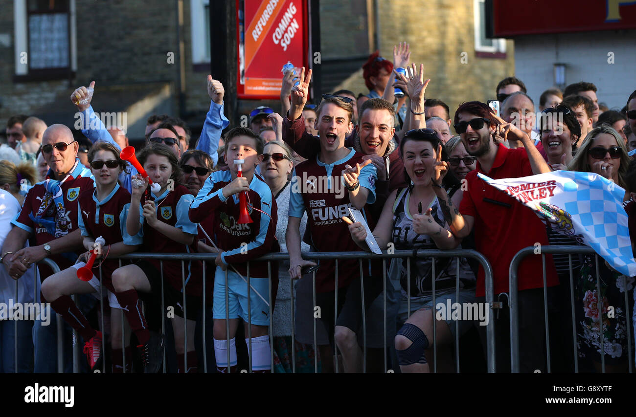 I fan di Burnley fuori Turf Moor aspettano la sfilata di autobus Champions Champions della squadra a Burnley. Foto Stock