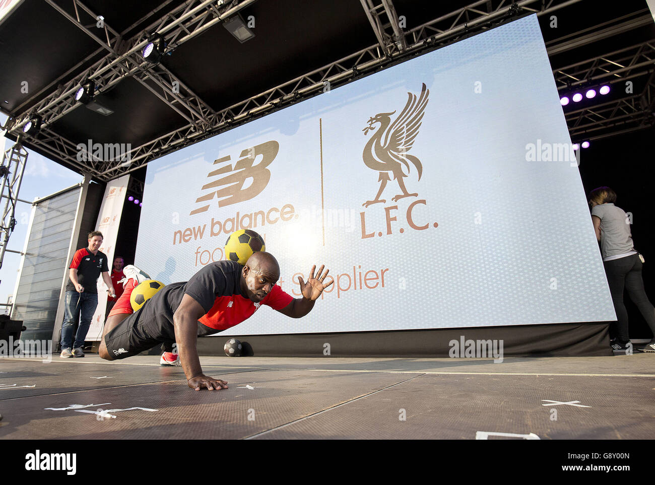 L'intrattenitore di abilità Soccers e Robbie Fowler durante la rivelazione della divisa Home 2016-17 di Liverpool al Royal Liver Building, Liverpool. Foto Stock
