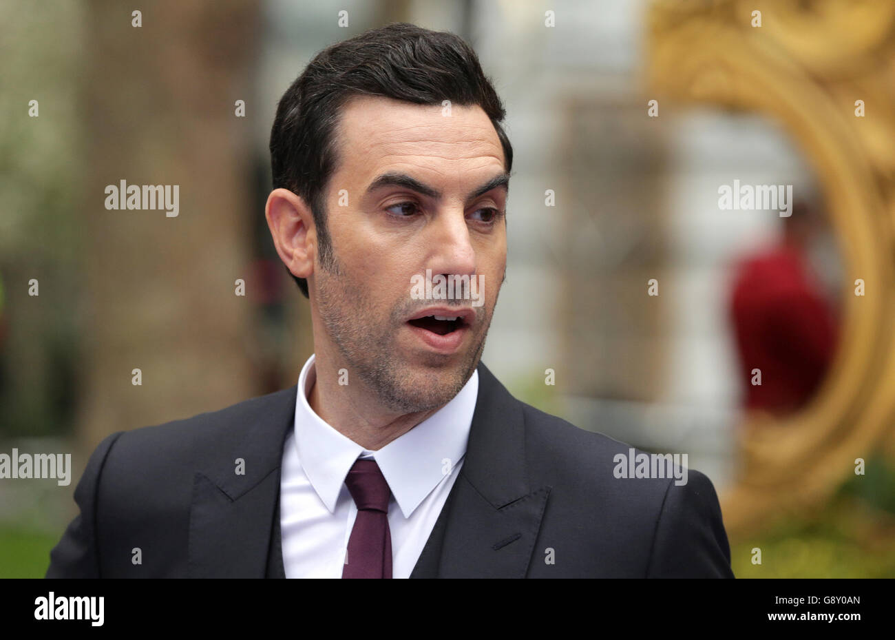 Sacha Baron Cohen partecipa all'Alice attraverso la prima europea Looking Glass, all'Odeon Leicester Square, Londra. PREMERE ASSOCIAZIONE foto. Data immagine: Martedì 10 maggio 2016. Vedi PA Story SHOWBIZ Alice. Il credito fotografico dovrebbe essere: Daniel Leal-Olivas/PA Wire Foto Stock