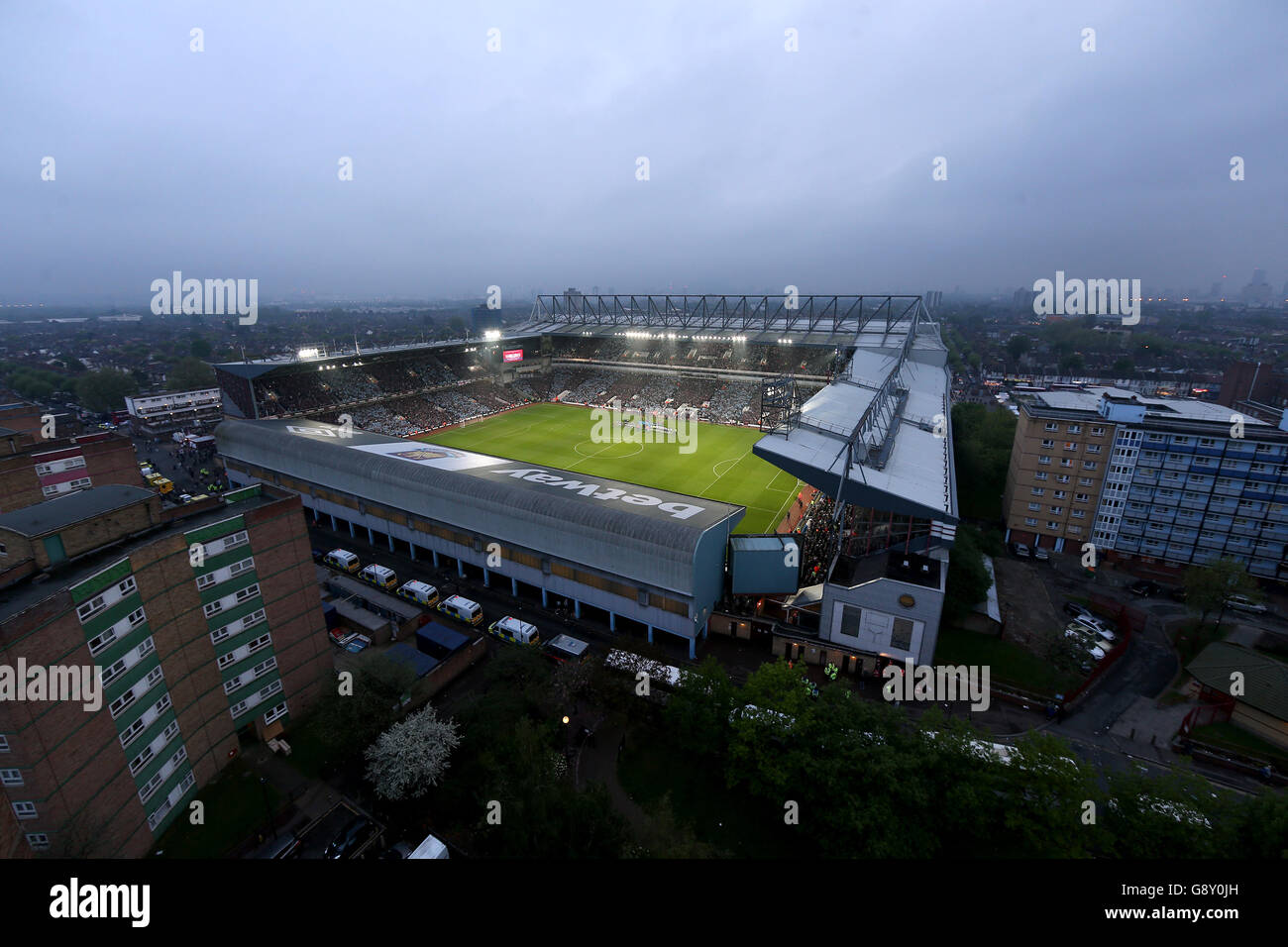 I giocatori di West Ham United e Manchester United si allineano prima dell'ultima partita di campionato giocata a Upton Park, prima della partita della Barclays Premier League a Upton Park, Londra. Foto Stock
