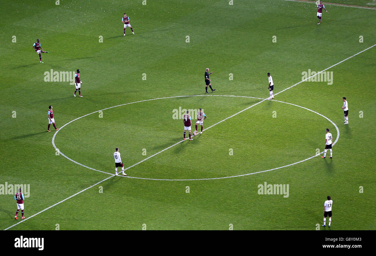 Andy Carroll e Manuel Lanzini di West Ham United hanno dato il via all'ultimo gioco della Barclays Premier League giocato a Upton Park, Londra. Foto Stock