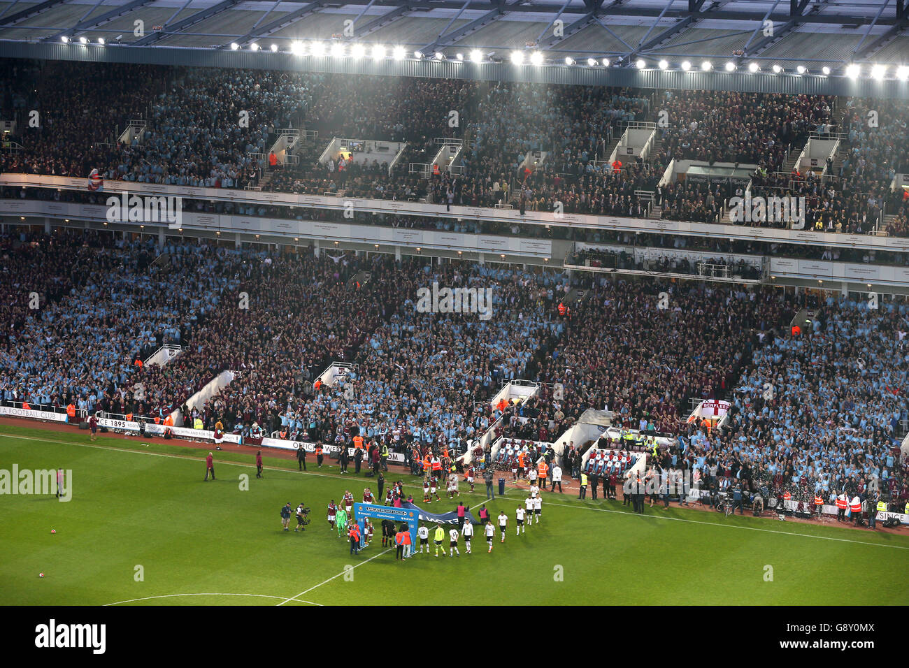 I giocatori di West Ham United e Manchester United escono per l'ultima partita della Barclays Premier League giocata a Upton Park, Londra. Foto Stock