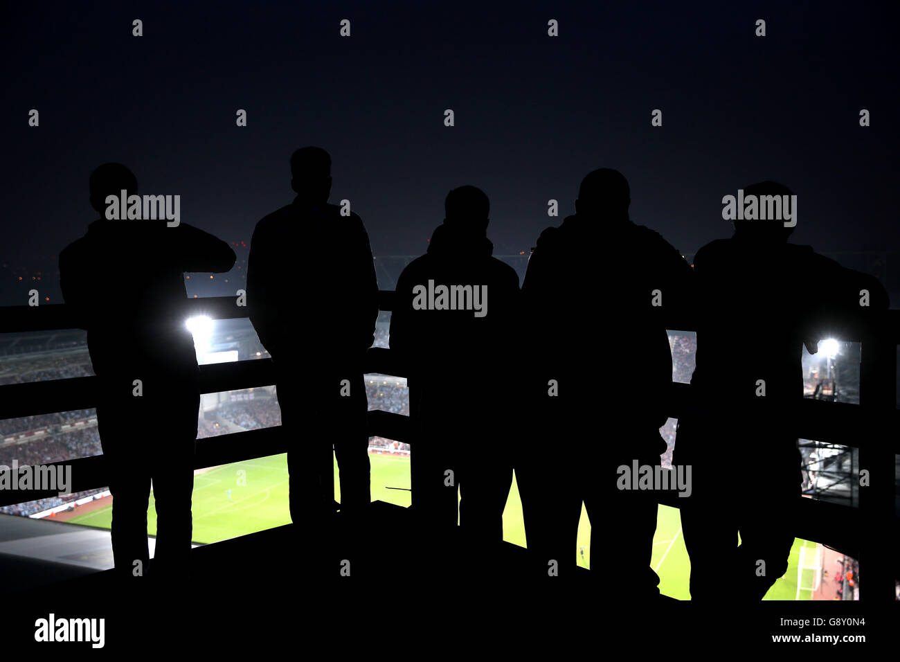 West Ham United / Manchester United - Barclays Premier League - Upton Park. La gente guarda da un balcone che si affaccia sul Boleyn Ground durante l'ultima partita della Barclays Premier League disputata a Upton Park, Londra. Foto Stock