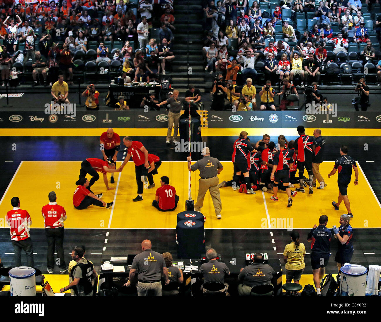 La squadra di pallavolo britannica (destra di corte) festeggia dopo aver battuto la Georgia nelle semifinali, all'Invictus Games 2016 all'ESPN Wide World of Sports di Orlando, Florida. Foto Stock