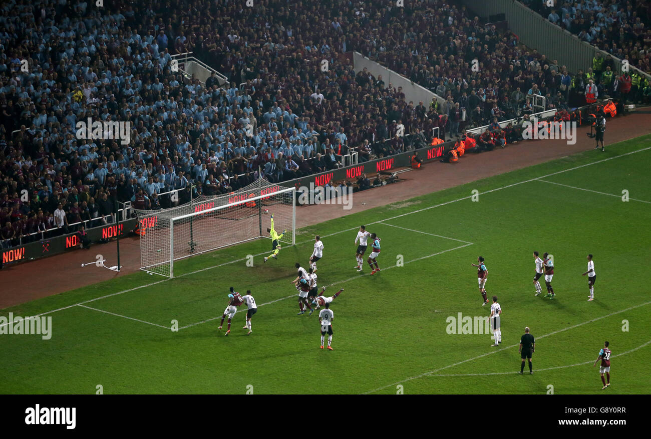 Winston Reid di West Ham United segna il terzo gol del suo fianco durante l'ultima partita della Barclays Premier League giocata a Upton Park, Londra. Foto Stock