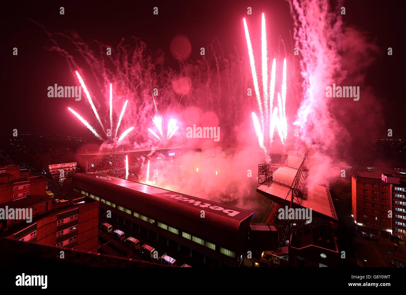 Fuochi d'artificio dopo l'ultima partita di Barclays Premier League giocata a Upton Park, Londra. Foto Stock