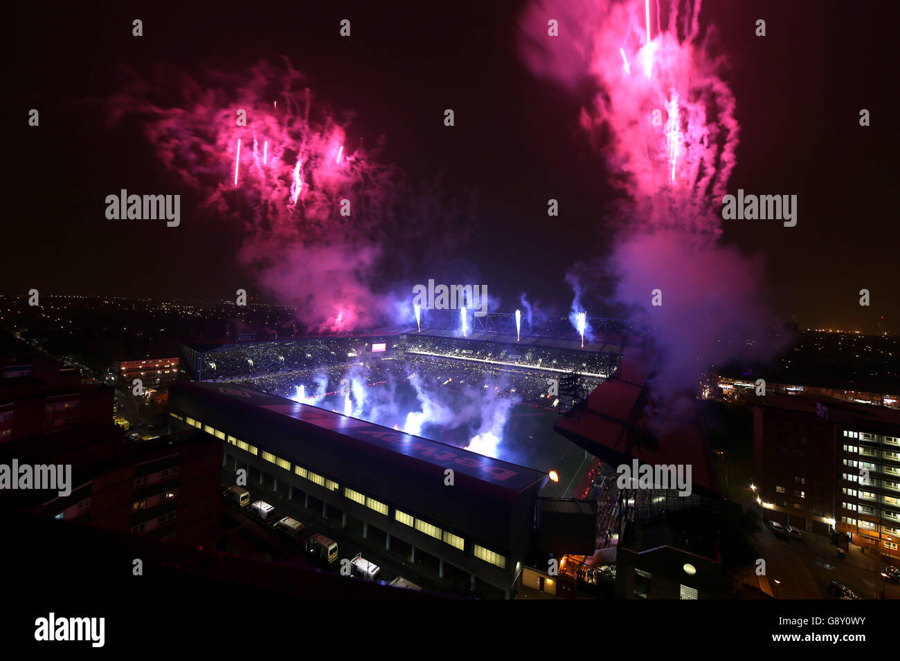 West Ham United / Manchester United - Barclays Premier League - Upton Park. Fuochi d'artificio dopo l'ultima partita della Barclays Premier League disputata a Upton Park, Londra. Foto Stock
