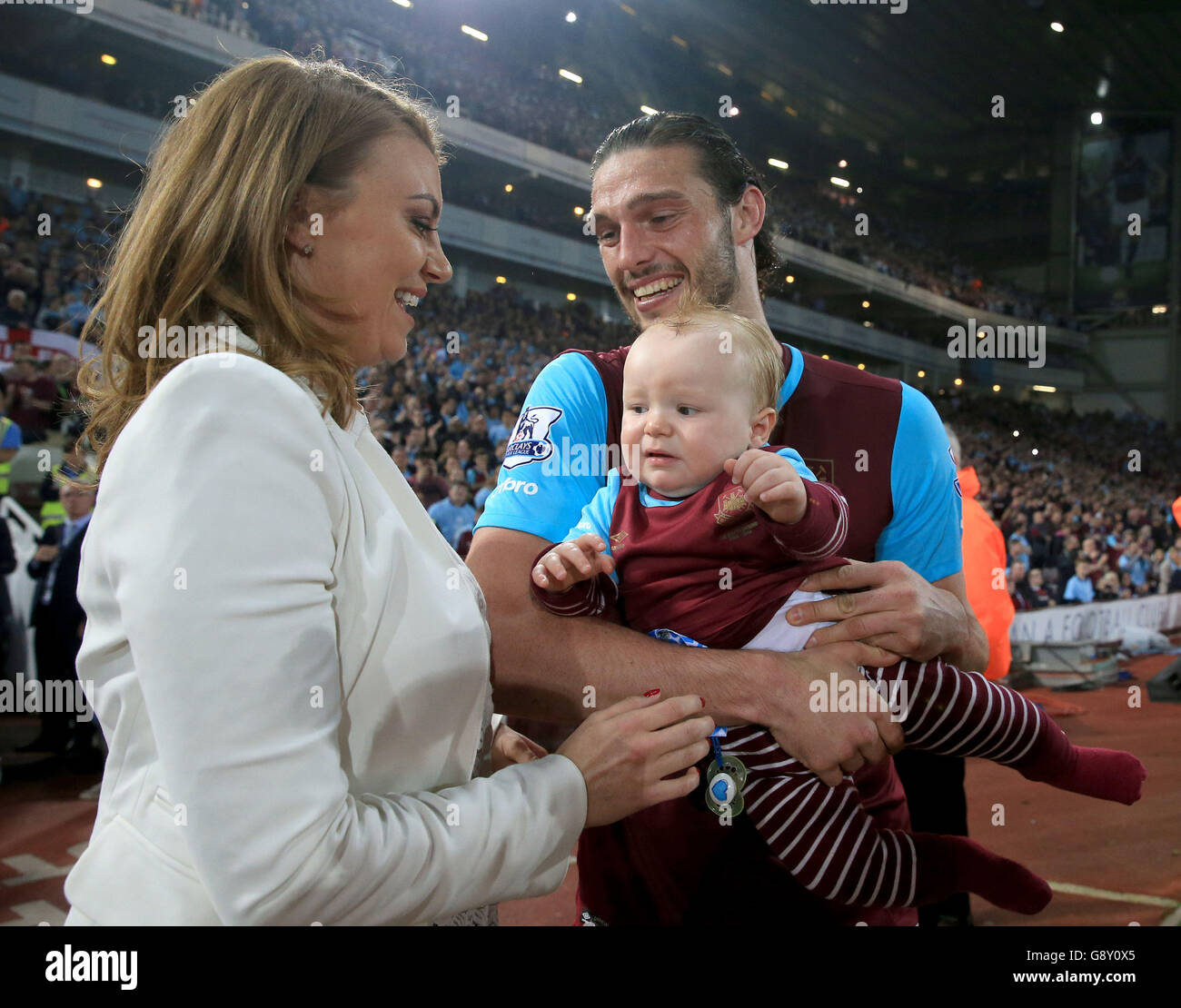 Andy Carroll di West Ham United con la sua fidanzata Billi Mucklow e il figlio Arlo dopo il fischio finale durante la partita Barclays Premier League a Upton Park, Londra. Foto Stock