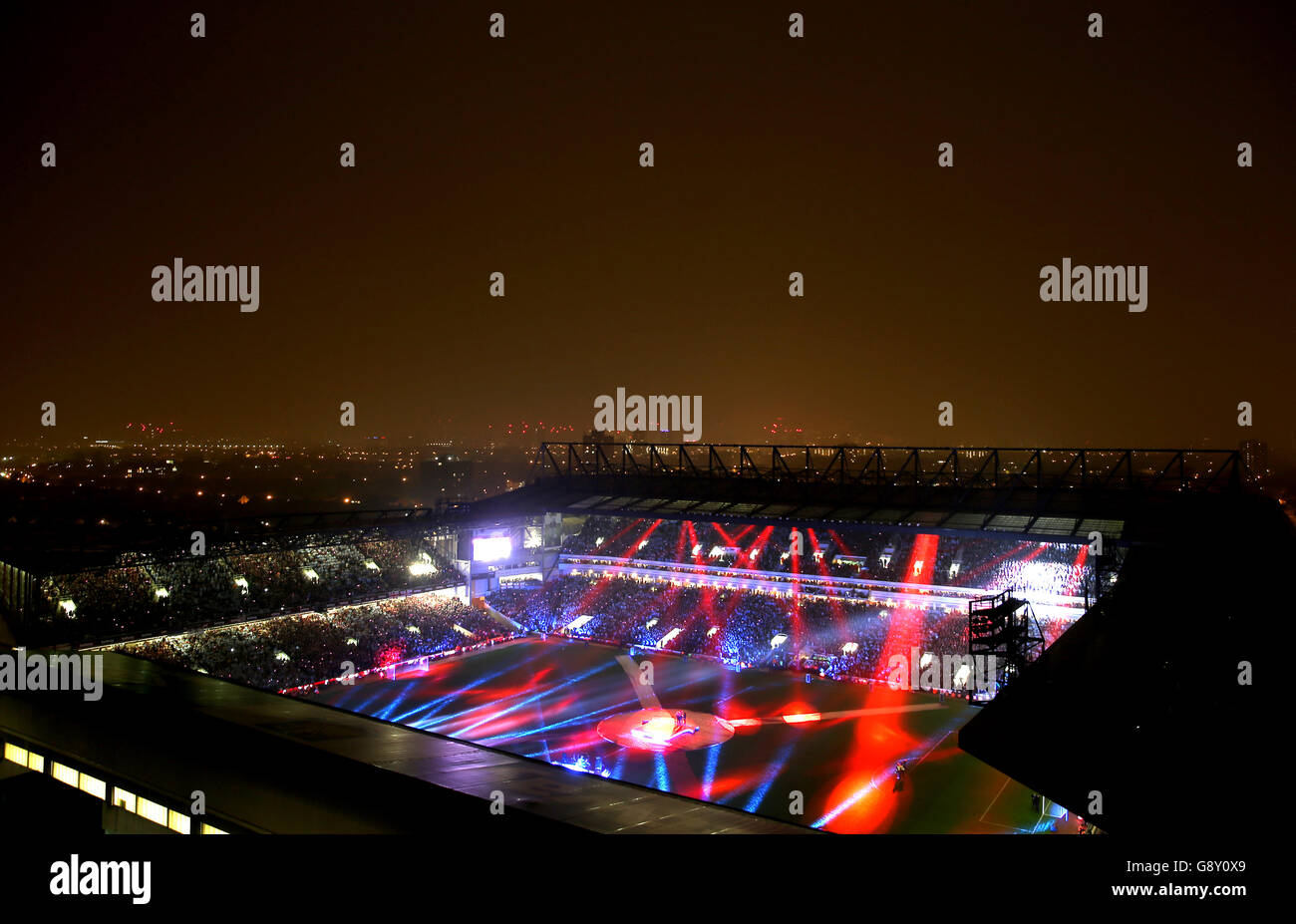 Uno spettacolo di luci e laser dopo l'ultima partita di Barclays Premier League giocata all'Upton Park, Londra. Foto Stock