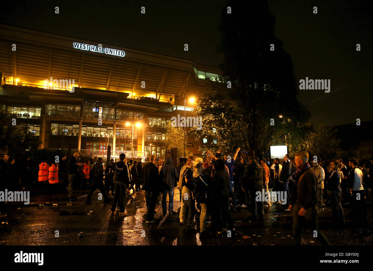 West Ham United tifosi fuori dal Boleyn Ground dopo l'ultimo Barclays Premier League giocato lì. Foto Stock