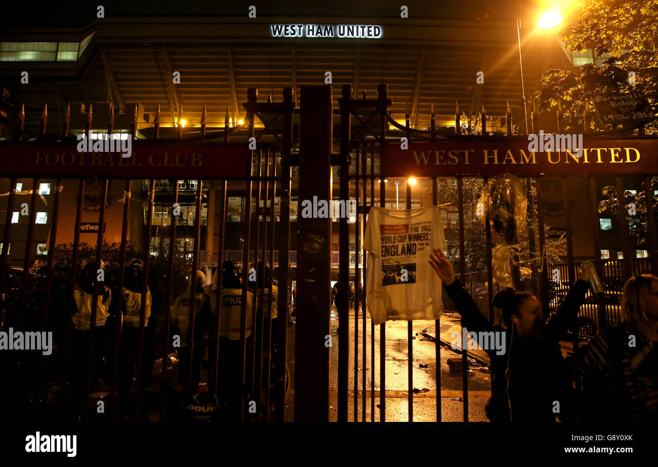 West Ham United tifosi fuori dal Boleyn Ground dopo l'ultimo Barclays Premier League giocato lì. Foto Stock