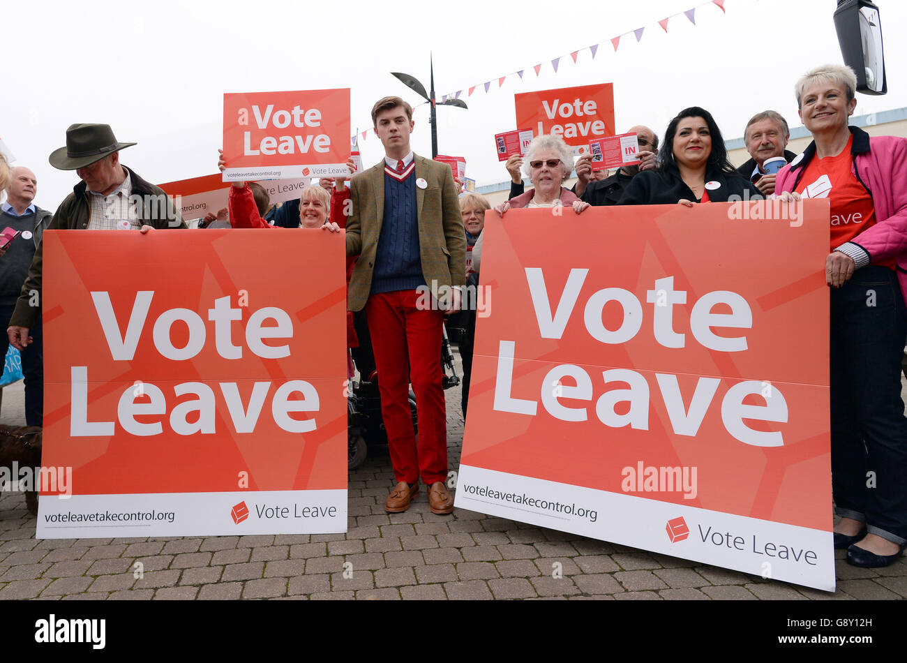 I sostenitori del Vota Leave si levano in piedi dal vota lasciano l’autobus della campagna a Truro, Cornovaglia, prima del suo viaggio inaugurale che attraverserà il paese nelle prossime settimane per portare il messaggio Brexit a tutti gli angoli del Regno Unito prima del referendum del 23 giugno. Foto Stock