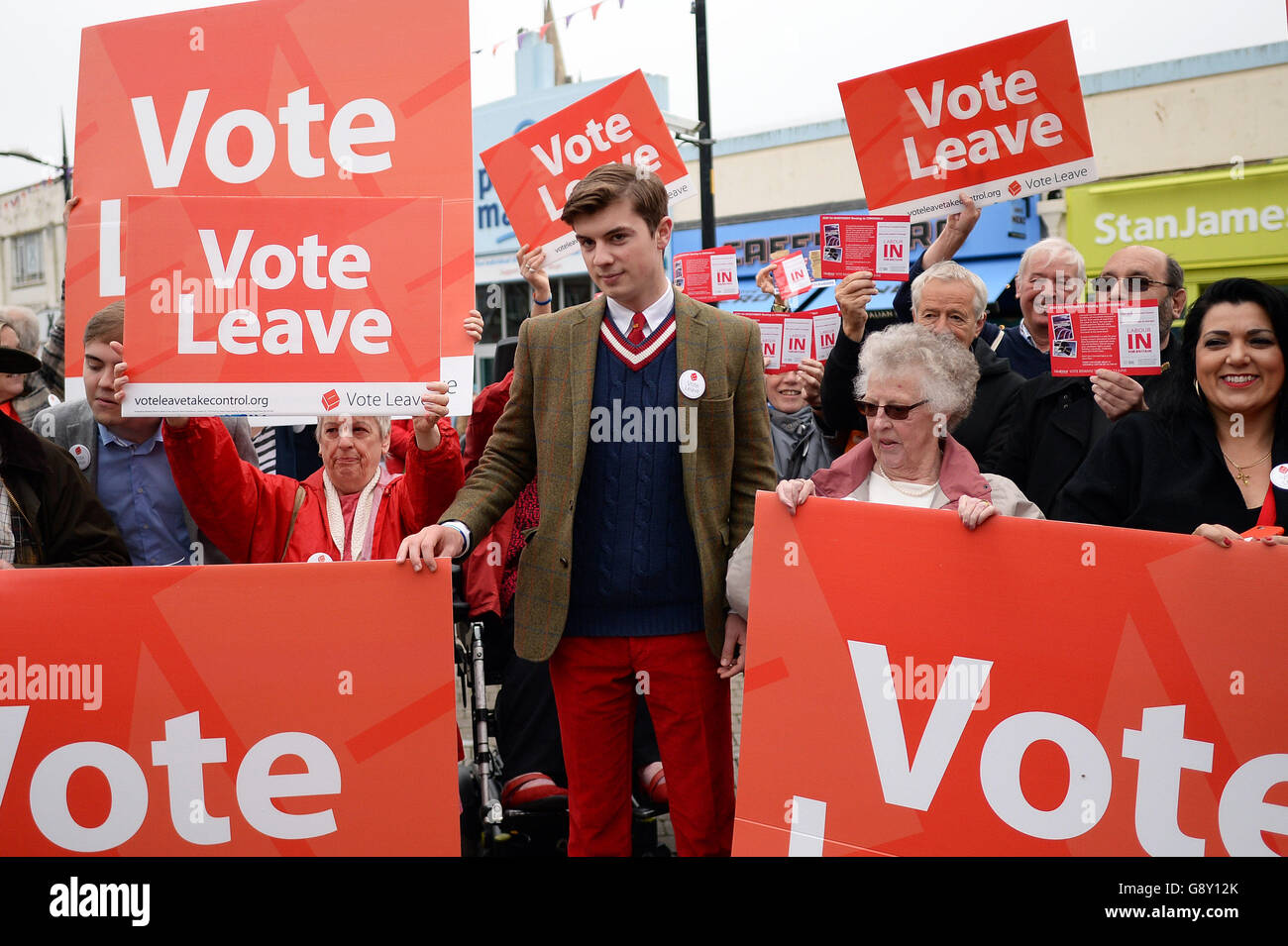 Edward Laslett (centro) si unisce al voto lasciare gli attivisti di fronte al bus della campagna di uscita dal voto a Truro, in Cornovaglia, prima del suo viaggio inaugurale che attraverserà il paese nelle prossime settimane per portare il messaggio della Brexit in tutte le parti del Regno Unito prima del referendum del 23 giugno. Foto Stock
