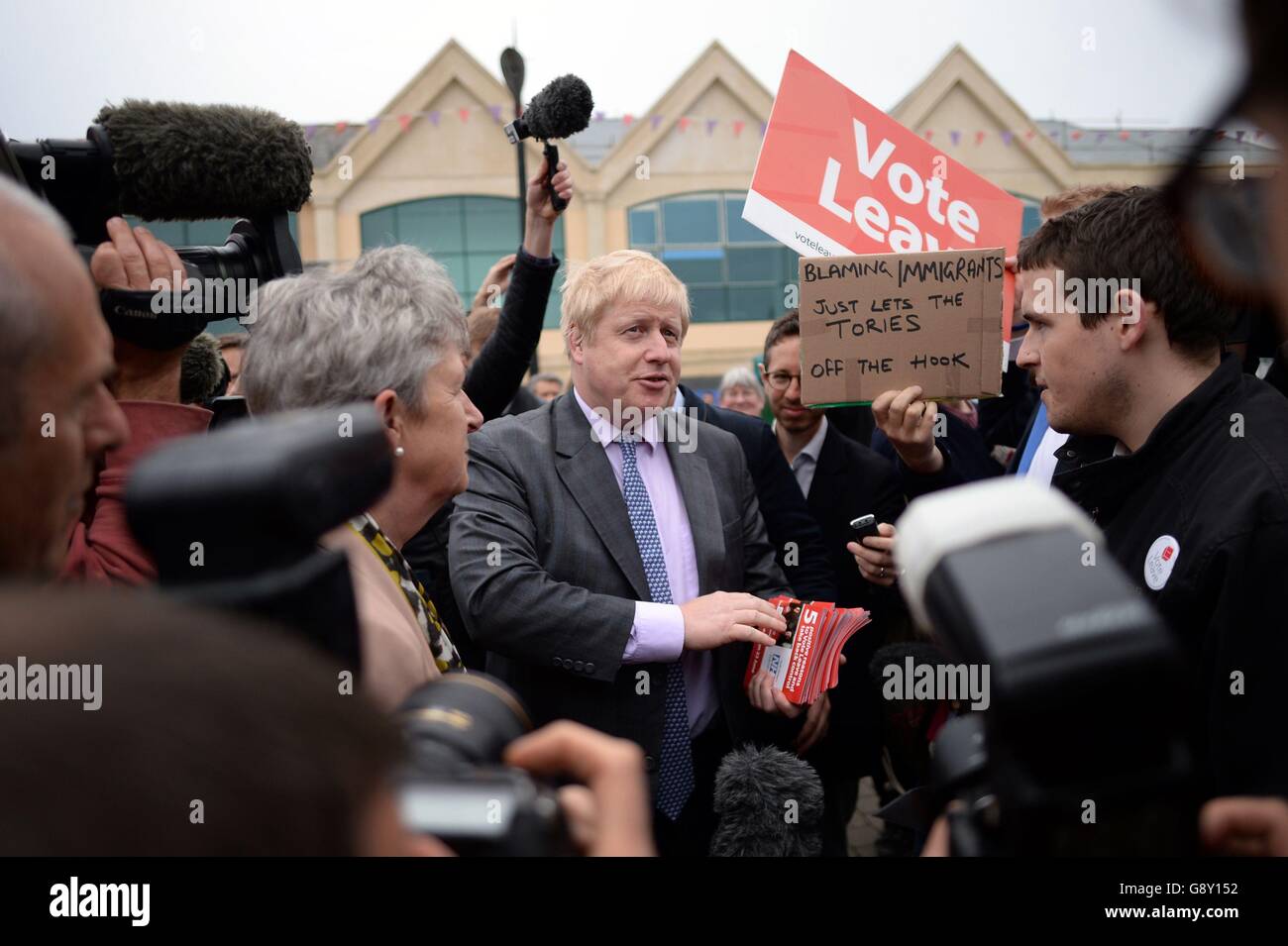 L'ex sindaco di Londra Boris Johnson parla di voto Lascia attivisti mentre fa parte della campagna di voto lasciare bus a Truro, Cornovaglia, In vista del suo viaggio inaugurale che attraverserà il paese nelle prossime settimane per portare il messaggio Brexit in tutti gli angoli del Regno Unito prima del referendum del 23 giugno. Foto Stock