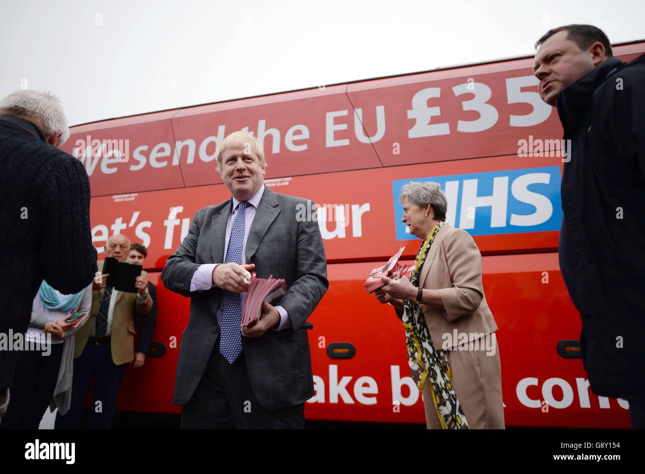 L'ex sindaco di Londra Boris Johnson parla di voto Lascia attivisti mentre fa parte della campagna di voto lasciare bus a Truro, Cornovaglia, In vista del suo viaggio inaugurale che attraverserà il paese nelle prossime settimane per portare il messaggio Brexit in tutti gli angoli del Regno Unito prima del referendum del 23 giugno. Foto Stock