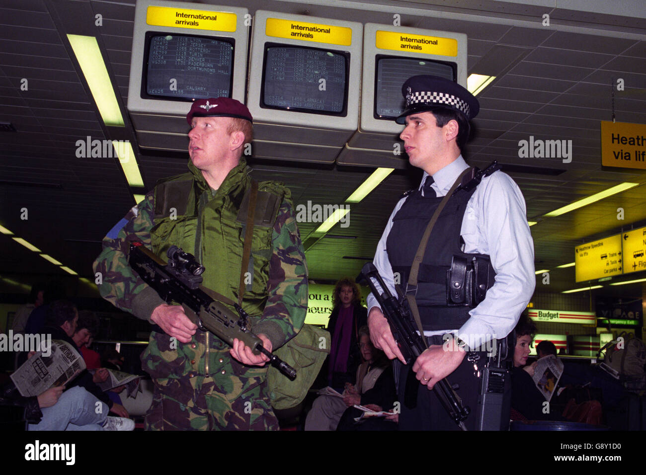 Un soldato e un poliziotto armato pattugliano l'aeroporto di Gatwick. Dallo scoppio della guerra del Golfo si è registrato un aumento della sicurezza. Foto Stock