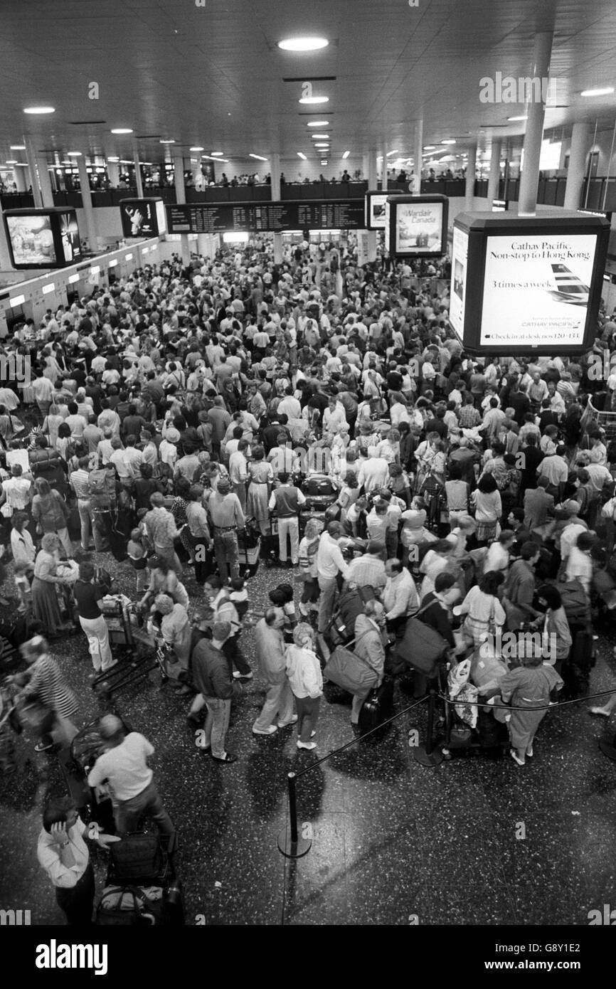 La folla di passeggeri frustrati si aggirano nell'area di check-in dell'aeroporto di Gatwick, poiché lo sciopero di 24 ore dei controllori del traffico aereo spagnoli inizia a prendere effetto. Foto Stock