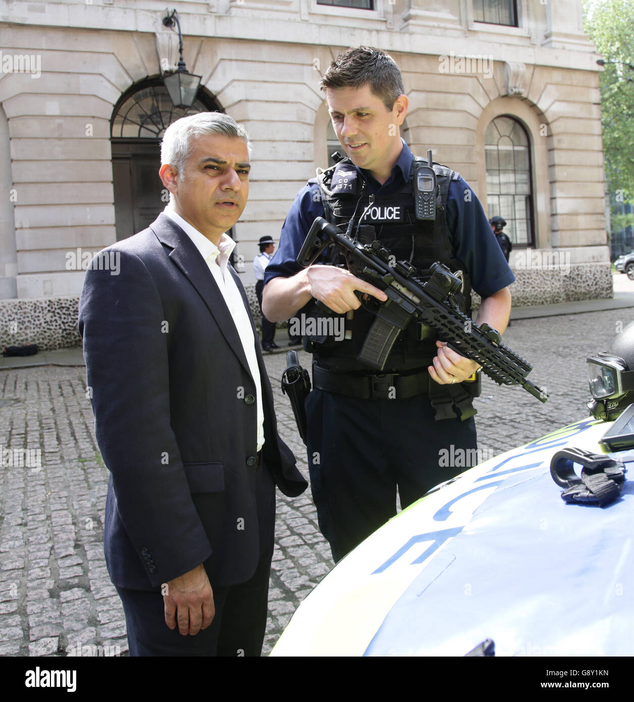 Sindaco di Londra Sadiq Khan (a sinistra) con un ufficiale ARV (Armed Vehicle Response) dopo un esercizio di addestramento per attacchi di armi da fuoco terroristiche, presso il centro di addestramento della Metropolitan Police nel centro di Londra. Foto Stock