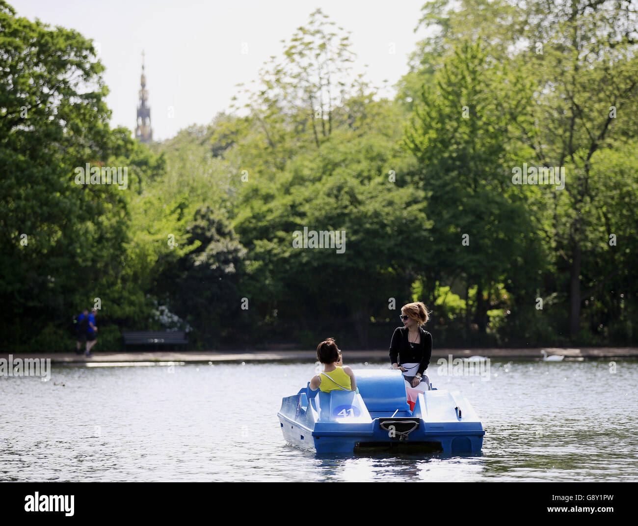 I visitatori di Hyde Park fanno un giro in barca a pale lungo la serpentina, Londra, dato che ha finalmente avuto l'impressione che la primavera sia arrivata nell'ultima settimana o così via, con gran parte del Regno Unito godendo di alcune condizioni belle e calde. Foto Stock
