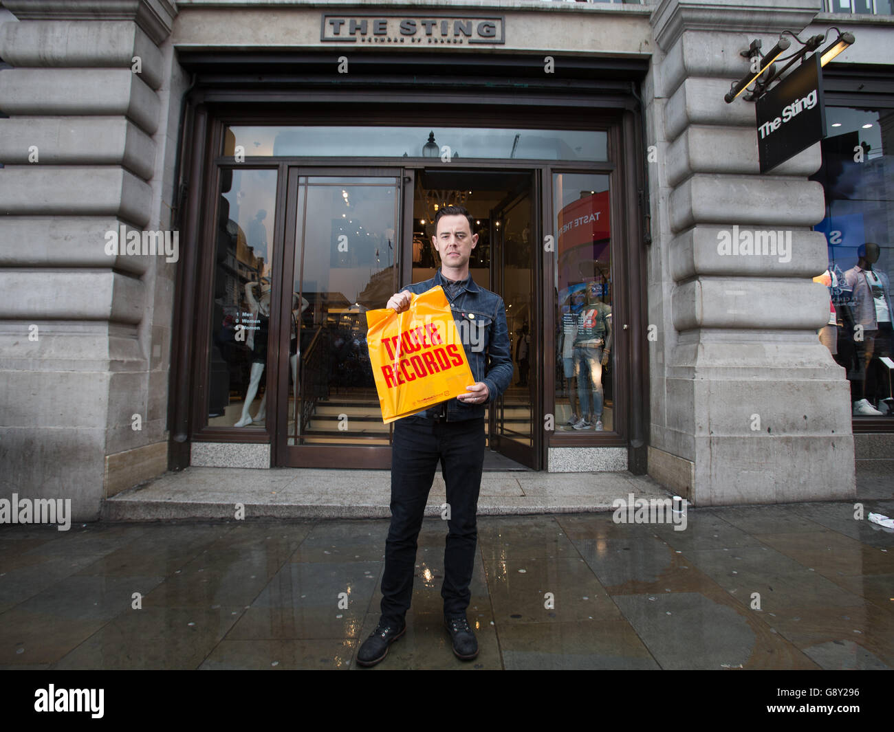 Colin Hanks, con una borsa della Tower Records al Piccadilly Circus di Londra, la stella dei Good Guys e Fargo, debutta in direzione con All Things Must Pass, un film che racconta la storia della Tower Records e presenta Sir Elton, Il frontman di Foo Fighters Dave Grohl e il cantante Bruce Springsteen. Foto Stock