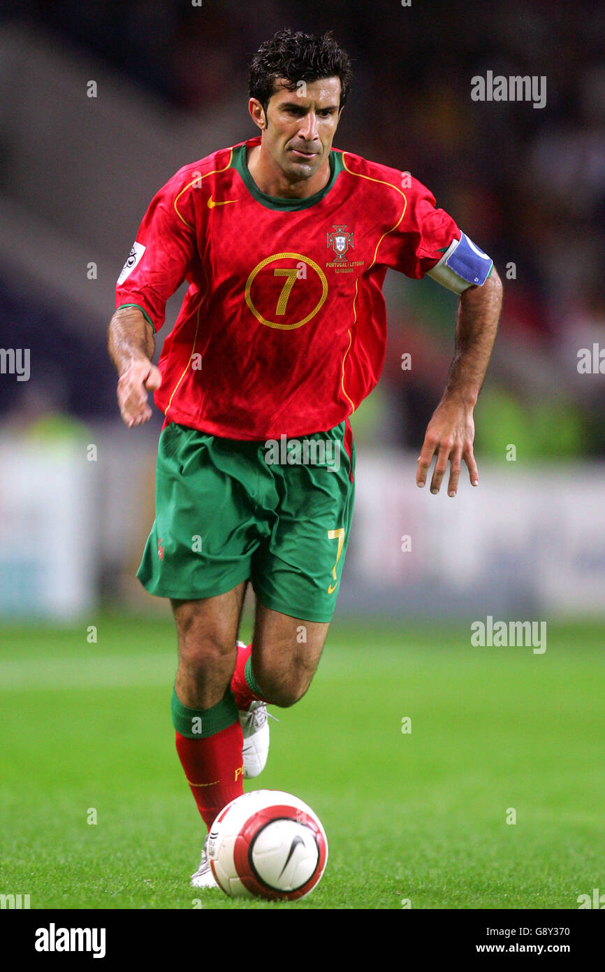 Calcio - Coppa del mondo FIFA 2006 Qualifier - Gruppo tre - Portogallo contro Lettonia - Stadio Dragao. Il capitano del Portogallo, Luis Figo Foto Stock