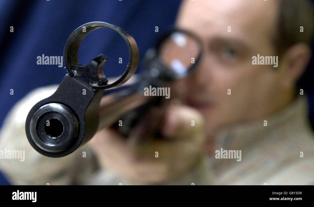Martin Morris detiene un fucile d'aria di potenza completamente legale Webley nel suo negozio Victor Morris a Glasgow, giovedì 13 ottobre 2005. Oggi sono stati svelati nuovi controlli sulla vendita di pistole a seguito della morte del bimbo Andrew Morton. Le proposte dell'ufficio domestico vieteranno la vendita delle armi, tranne attraverso i rivenditori di armi da fuoco registrati e approvati dalla polizia. Vedi PA Story SCOTLAND Airguns. PREMERE ASSOCIAZIONE foto. Il credito fotografico dovrebbe essere: Danny Lawson/PA Foto Stock