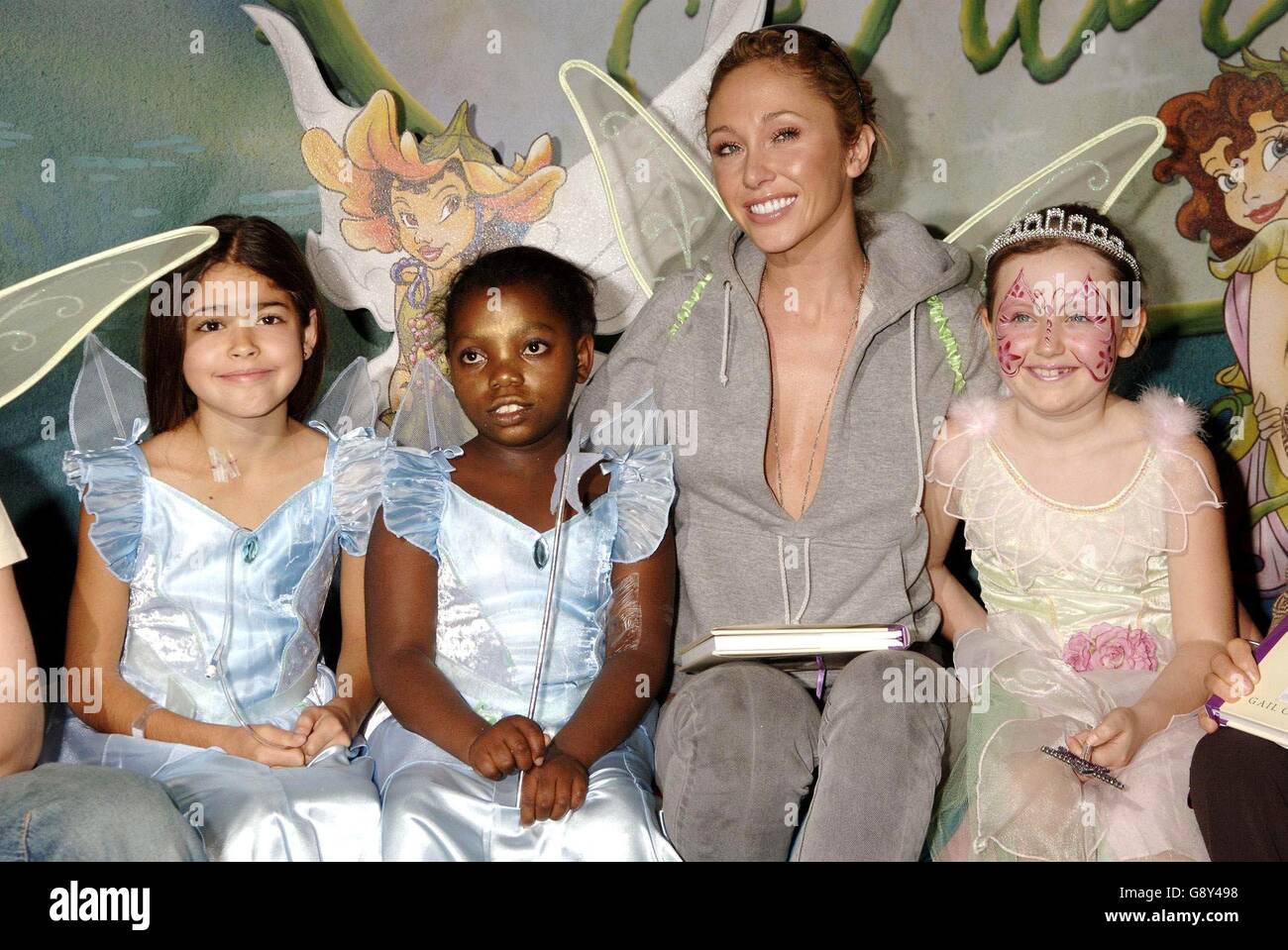 La pop star Jenny Frost e l'autore americano Gail Carson Levine (R) visitano il Great Ormond Street Hospital nel centro di Londra, Per lanciare il libro di Levine 'Fairy Dust and the quest for the Egg' - il primo di una serie di libri che espandono il mondo delle fate del personaggio Disney Tinker Bell - con i bambini (L-R) Scarlet Saunders, di 9 anni, Michelle Gam, di 9 anni, e Daisy Richardson, Di 7 anni, come sala riunioni si trasforma in una magica grotta delle fate per una festa speciale per bambini al Great Ormond Street Hospital, nel centro di Londra, venerdì 14 ottobre 2005. PREMERE ASSOCIAZIONE foto. Il credito fotografico dovrebbe essere: Yui Mok/PA Foto Stock
