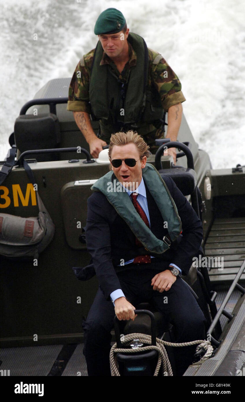 New James Bond Daniel Craig arriva in barca alla sua stampa svelata a Londra, venerdì 14 ottobre 2005. L'attore di 37 anni è arrivato in vero stile 007 per fare l'annuncio ufficiale che sarebbe stato il prossimo film superspia. Vedi PA Story SHOWBIZ Bond. PREMERE ASSOCIAZIONE foto. Il credito fotografico dovrebbe essere: Stefan Rousseau/PA Foto Stock
