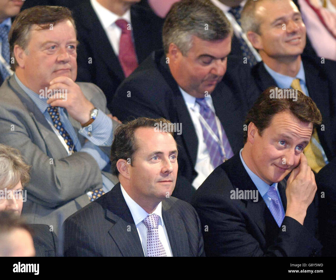 Leader contendenti per la leadership del Partito conservatore, David Cameron (destra) Ken Clarke (sinistra) e Liam Fox (anteriore sinistra) ascoltare Michael Howards saluto discorso alla Conferenza del Partito conservatore a Blackpool oggi 6 ottobre 2005 . VEDI PA STORY TORY LEAD.PRESS ASSOCIATION PHOTO.PHOTO CREDIT DOVREBBE LEGGERE JOHNGILES/PA Foto Stock