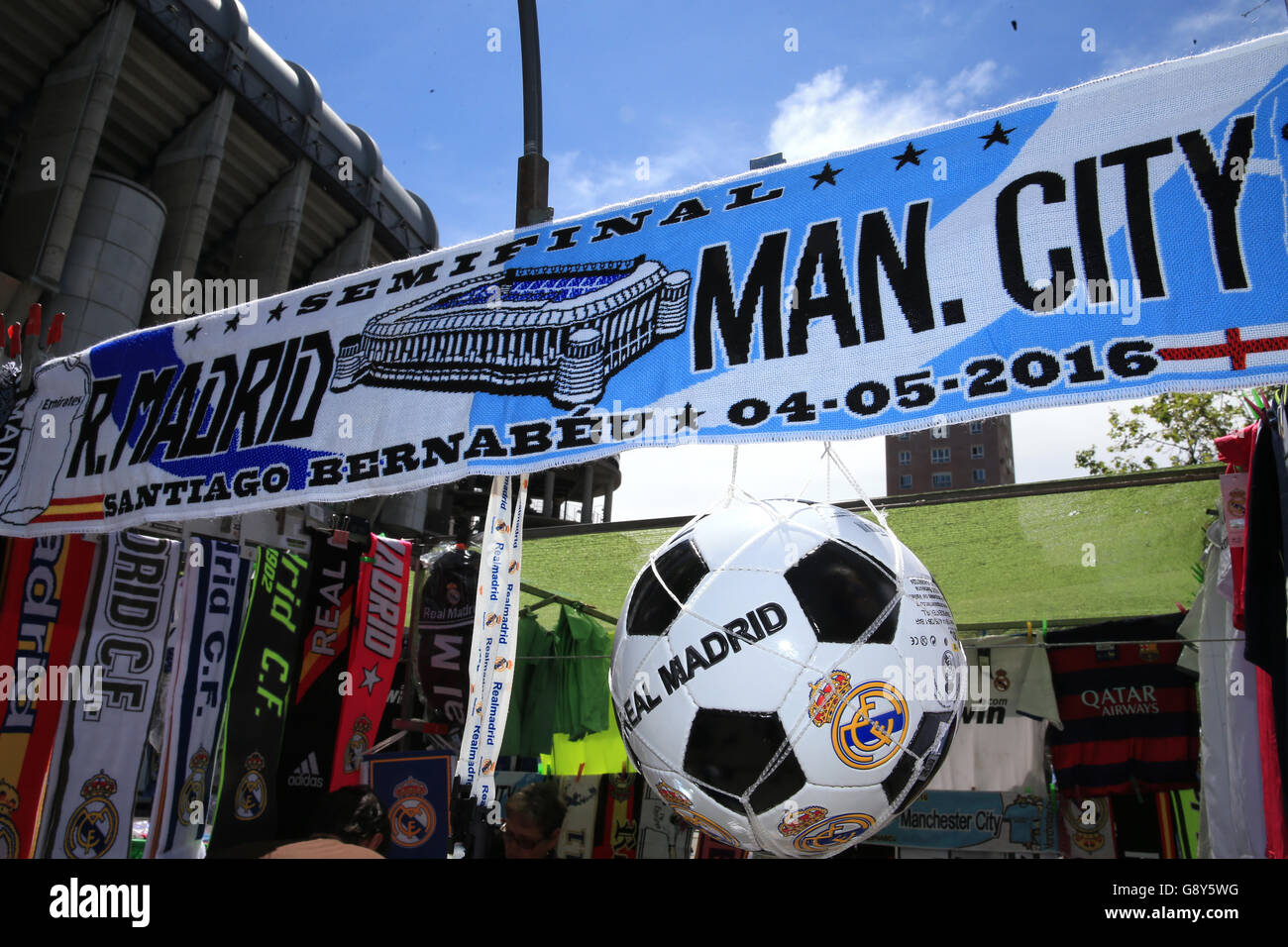 Il merchandising di Manchester City e Real Madrid è in vendita al di fuori del Santiago Bernabeu prima della semifinale della UEFA Champions League, seconda partita tra Real Madrid e Manchester City. Foto Stock