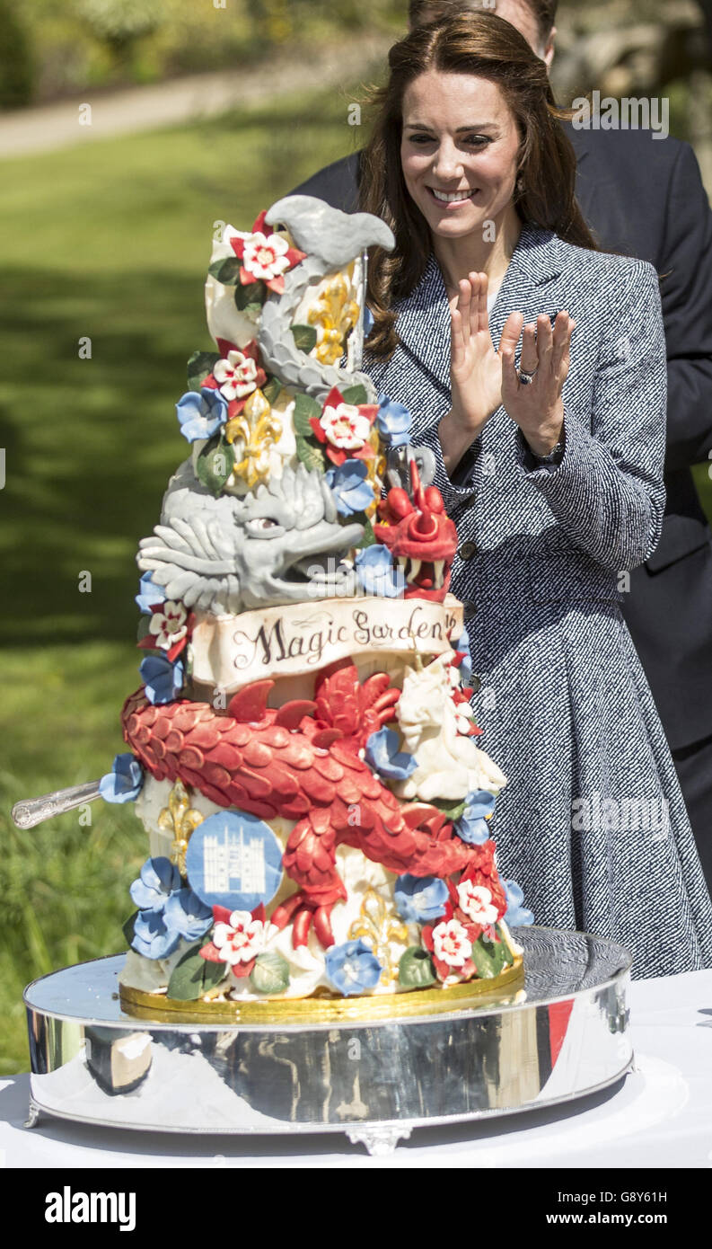 Royal visita al Palazzo di Hampton Court Foto Stock