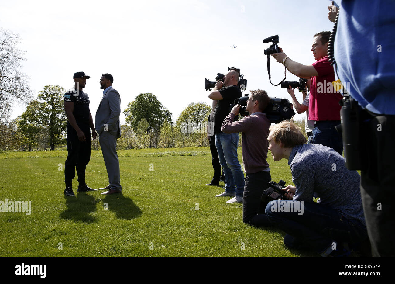 Anthony Joshua e Dominic Breazeale si pongono testa a testa prima della conferenza stampa all'Hilton Syon Park, Londra. Foto Stock