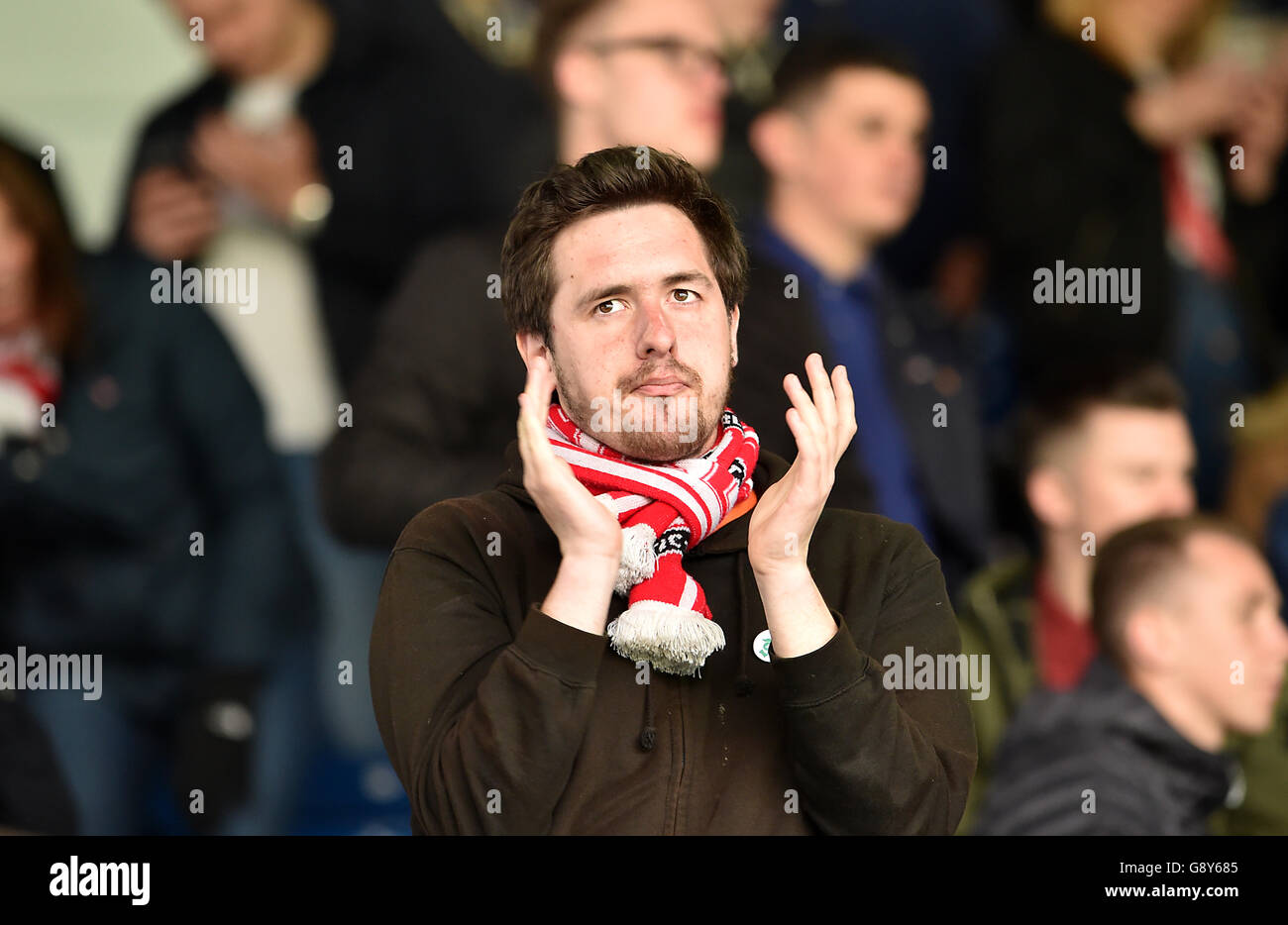 Leeds United / Charlton Athletic - Sky Bet Championship - Elland Road. Un fan di Charlton Athletic si acclama nei supporti. Foto Stock