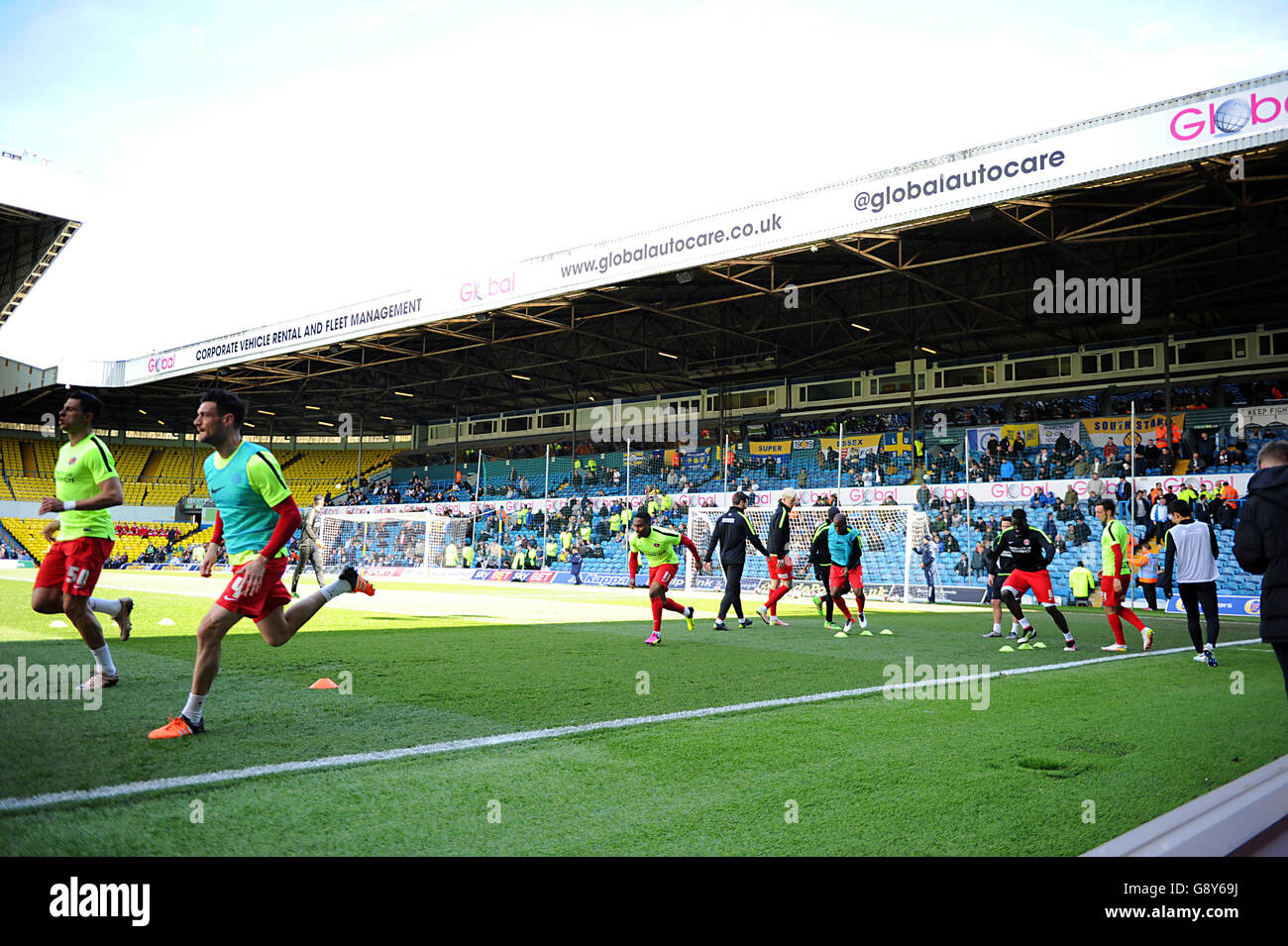 Leeds United / Charlton Athletic - Sky Bet Championship - Elland Road. I giocatori di Charlton Athletic si riscaldano in campo. Foto Stock